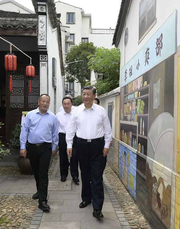 9月20日至21日，中共中央总书记、国家主席、中央军委主席习近平在浙江考察。这是20日上午，习近平在金华市义乌市后宅街道李祖村考察。