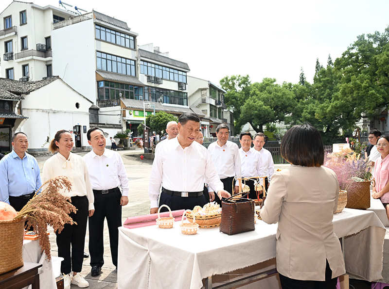 9月20日至21日，中共中央总书记、国家主席、中央军委主席习近平在浙江考察。这是20日上午，习近平在金华市义乌市后宅街道李祖村考察。