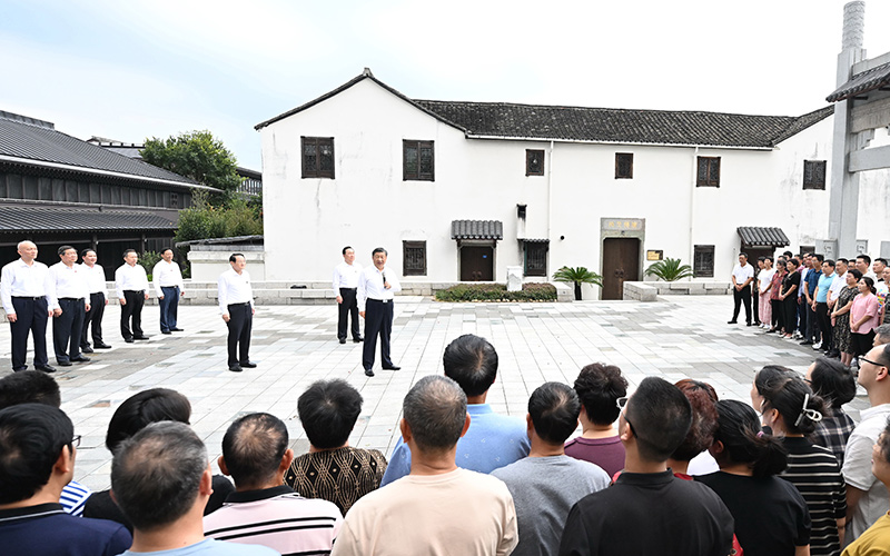 9月20日至21日，中共中央总书记、国家主席、中央军委主席习近平在浙江考察。这是20日下午，习近平在诸暨市枫桥镇枫桥经验陈列馆，同当地群众亲切交流。