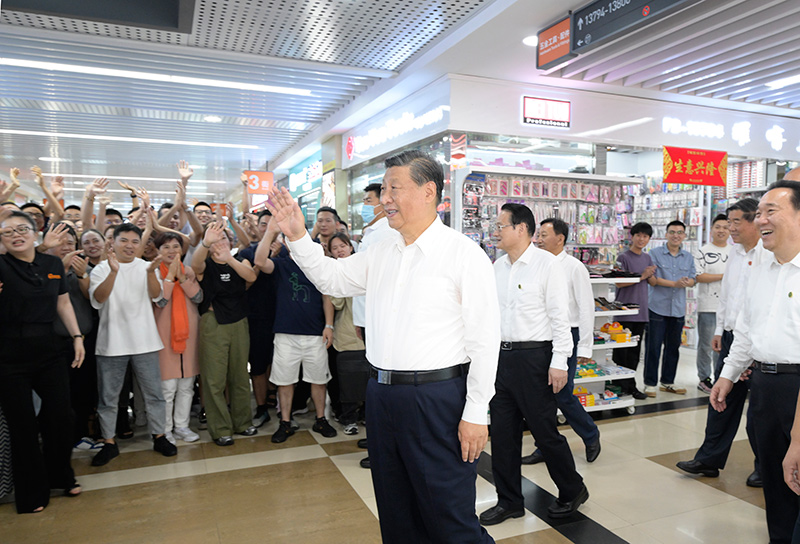 9月20日至21日，中共中央总书记、国家主席、中央军委主席习近平在浙江考察。这是20日上午，习近平在义乌国际商贸城考察时，同商户亲切交流。