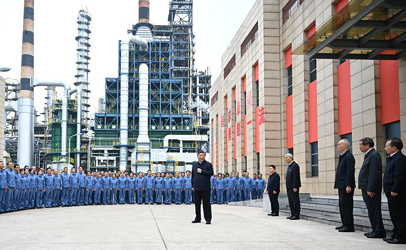 10月10日至13日，中共中央总书记、国家主席、中央军委主席习近平在江西考察。这是10日下午，习近平在中国石化九江分公司考察时，同企业员工亲切交流。