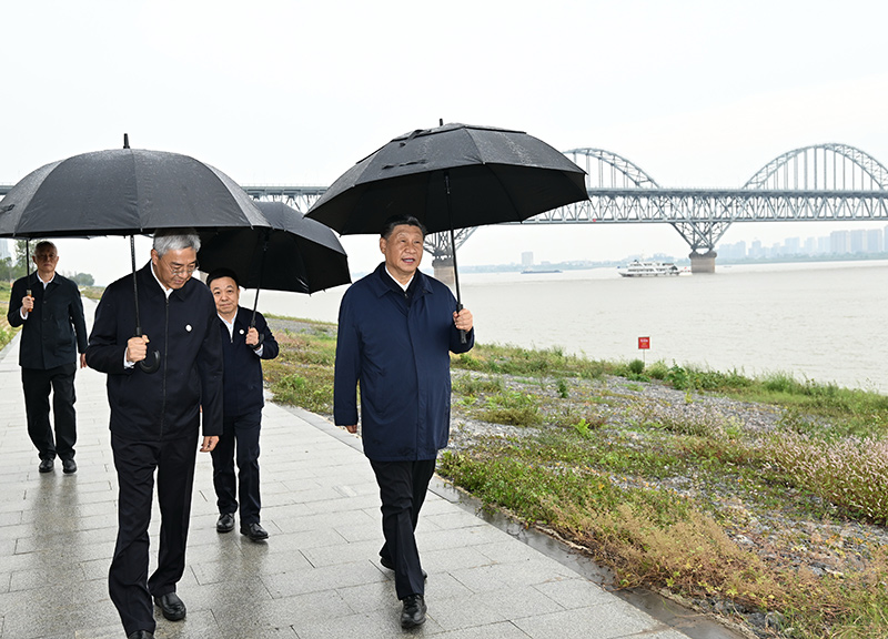 10月10日至13日，中共中央总书记、国家主席、中央军委主席习近平在江西考察。这是10日下午，习近平在长江国家文化公园九江城区段考察时，冒雨沿江堤步行察看沿岸风貌。