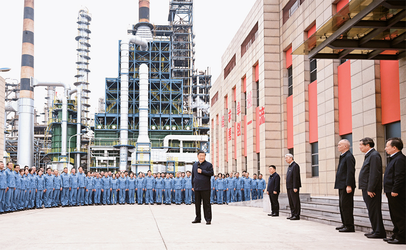 2023年10月10日至13日，中共中央总书记、国家主席、中央军委主席习近平在江西考察。这是10日下午，习近平在中国石化九江分公司考察时，同企业员工亲切交流。