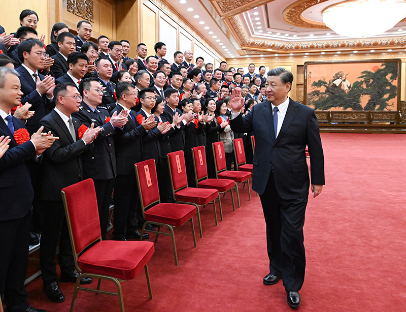 11月6日，党和国家领导人习近平、蔡奇、李希等在北京人民大会堂会见全国“枫桥式工作法”入选单位代表。这是习近平向代表挥手致意。