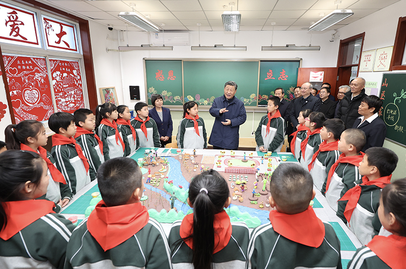 11月10日，中共中央总书记、国家主席、中央军委主席习近平在北京、河北考察灾后恢复重建工作。这是10日上午，习近平在北京门头沟妙峰山民族学校，同师生们亲切交流。