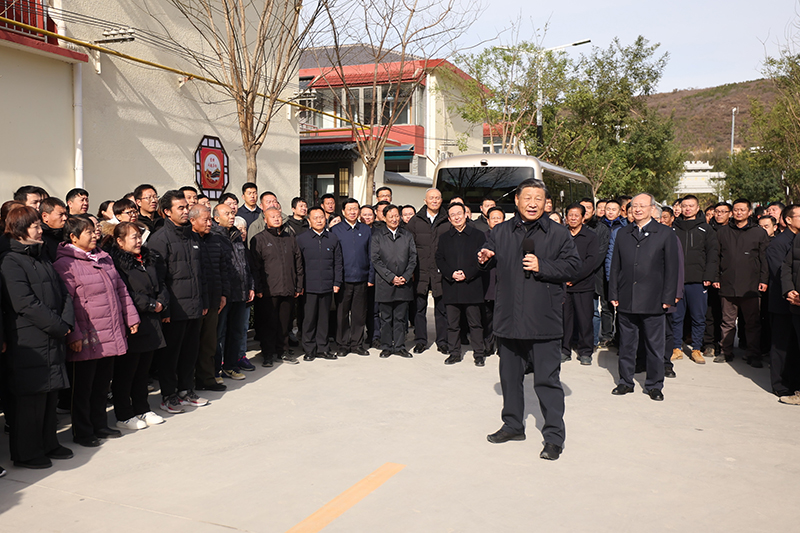 11月10日，中共中央总书记、国家主席、中央军委主席习近平在北京、河北考察灾后恢复重建工作。这是10日上午，习近平在北京门头沟妙峰山镇水峪嘴村考察时，同当地群众亲切交流。