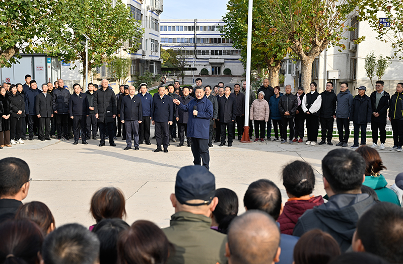 11月10日，中共中央总书记、国家主席、中央军委主席习近平在北京、河北考察灾后恢复重建工作。这是10日下午，习近平在河北保定涿州市双塔街道永济秀园小区考察时，同小区居民们亲切交流。