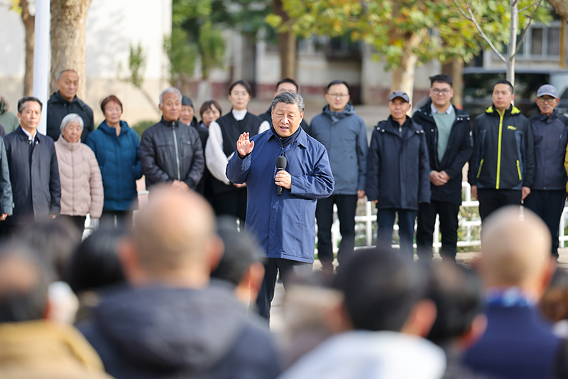 11月10日，中共中央总书记、国家主席、中央军委主席习近平在北京、河北考察灾后恢复重建工作。这是10日下午，习近平在河北保定涿州市双塔街道永济秀园小区考察时，同小区居民们亲切交流。