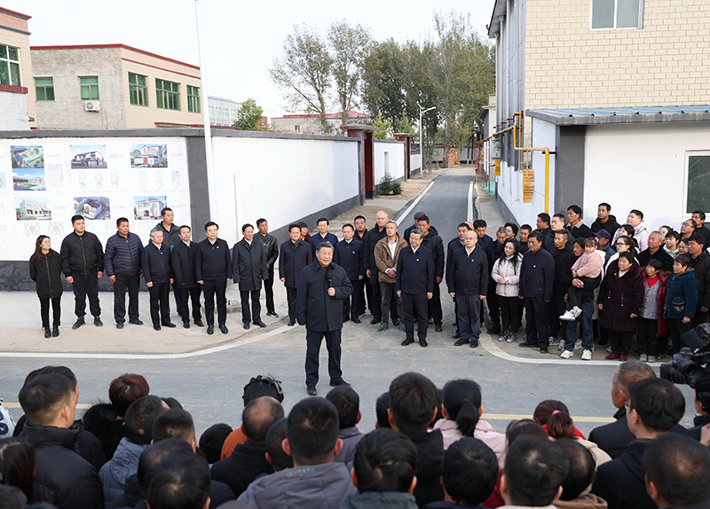 11月10日，中共中央总书记、国家主席、中央军委主席习近平在北京、河北考察灾后恢复重建工作。这是10日下午，习近平在河北保定涿州市刁窝镇万全庄村考察时，同村民们亲切交流。