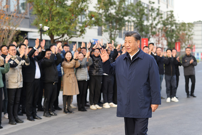 11月28日至12月2日，中共中央总书记、国家主席、中央军委主席习近平在上海考察。这是11月29日下午，习近平在闵行区新时代城市建设者管理者之家，向社区居民挥手致意。
