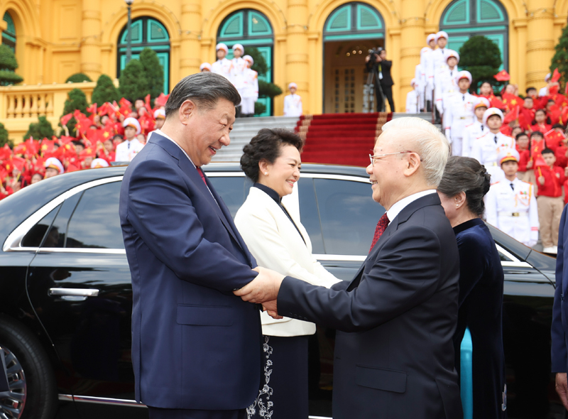 当地时间12月12日下午，刚刚抵达河内的中共中央总书记、国家主席习近平在越共中央驻地同越共中央总书记阮富仲举行会谈。这是阮富仲在主席府广场为习近平举行隆重欢迎仪式。