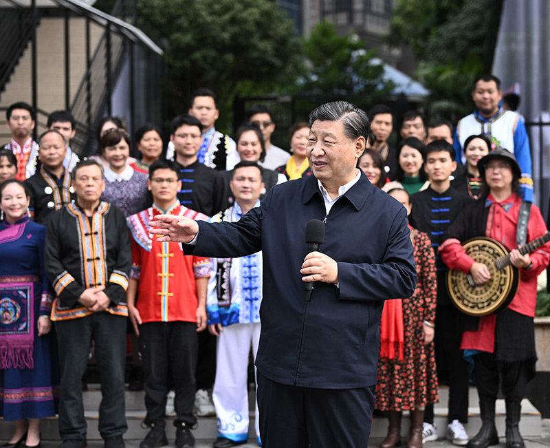 12月14日至15日，中共中央总书记、国家主席、中央军委主席习近平在广西考察。这是14日上午，习近平在南宁市良庆区蟠龙社区考察时，同社区各族群众亲切交流。