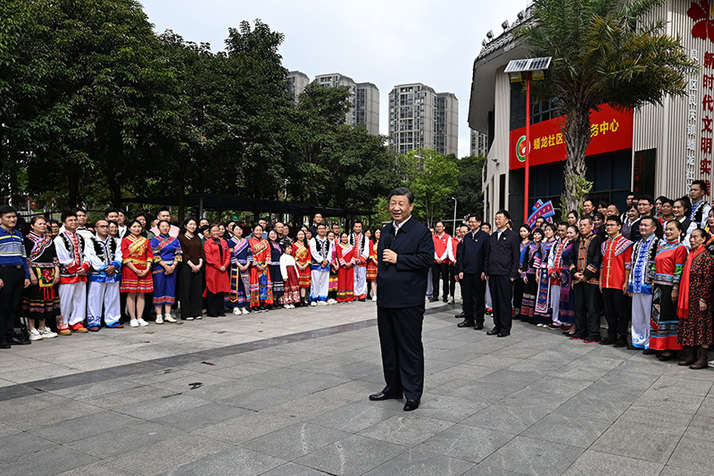 12月14日至15日，中共中央总书记、国家主席、中央军委主席习近平在广西考察。这是14日上午，习近平在南宁市良庆区蟠龙社区考察时，同社区各族群众亲切交流。