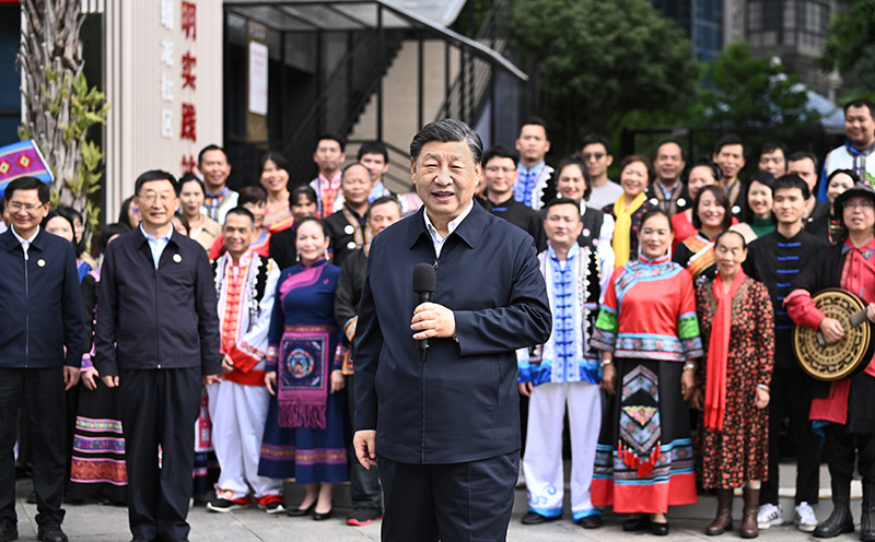 2月14日至15日，中共中央总书记、国家主席、中央军委主席习近平在广西考察。这是14日上午，习近平在南宁市良庆区蟠龙社区考察时，同社区各族群众亲切交流。