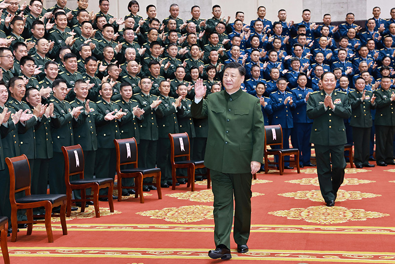 12月14日至15日，中共中央总书记、国家主席、中央军委主席习近平在广西考察。这是15日上午，习近平在南宁亲切接见驻南宁部队上校以上领导干部，代表党中央和中央军委向驻南宁部队全体官兵致以诚挚问候。