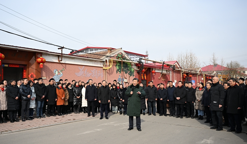 2月1日至2日，中共中央总书记、国家主席、中央军委主席习近平来到天津，看望慰问基层干部群众。这是1日上午，习近平在西青区辛口镇第六埠村考察时，同村民们亲切交流。