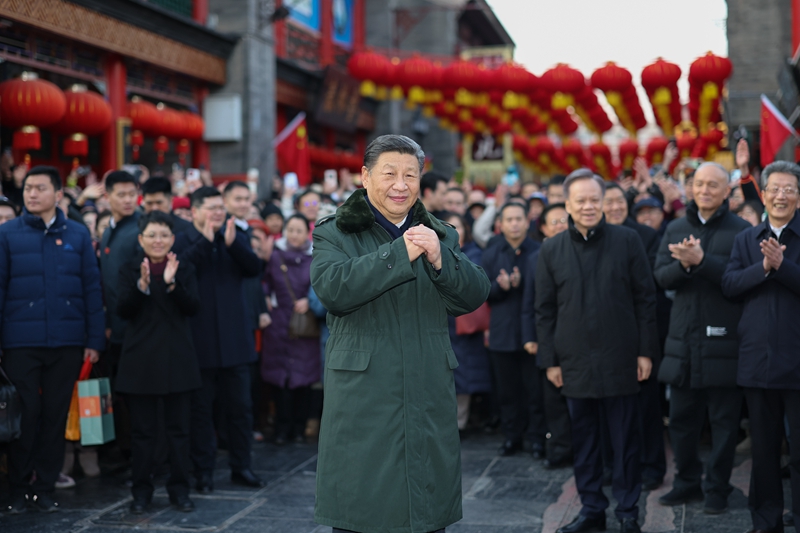 月1日至2日，中共中央总书记、国家主席、中央军委主席习近平来到天津，看望慰问基层干部群众。这是1日下午，习近平在天津古文化街考察时，向全国各族人民和香港同胞、澳门同胞、台湾同胞、海外侨胞致以美好的新春祝福。