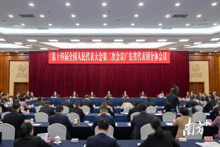 3月5日下午，十四届全国人大二次会议广东省代表团举行全体会议，审议政府工作报告。图片来源：南方+客户端