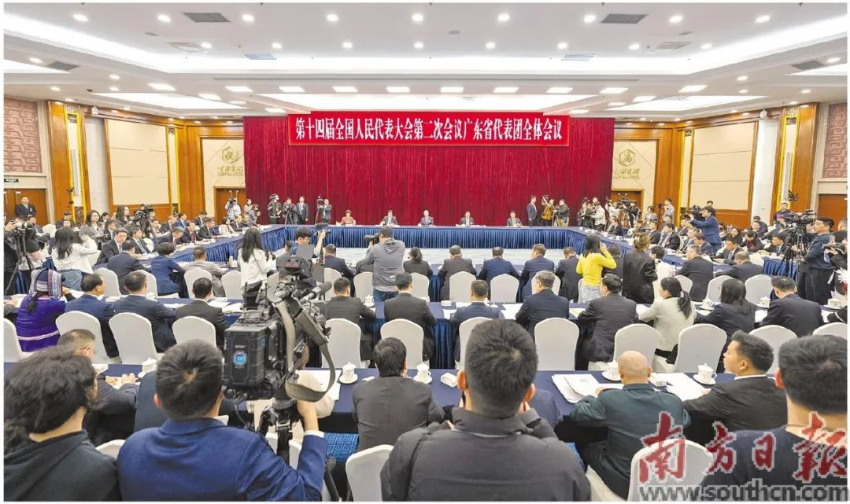 3月7日上午，广东代表团举行全体会议，继续审议政府工作报告，审查计划报告和草案、预算报告和草案，并面向中外媒体开放，来自102家境内外媒体的225名记者到会旁听采访。