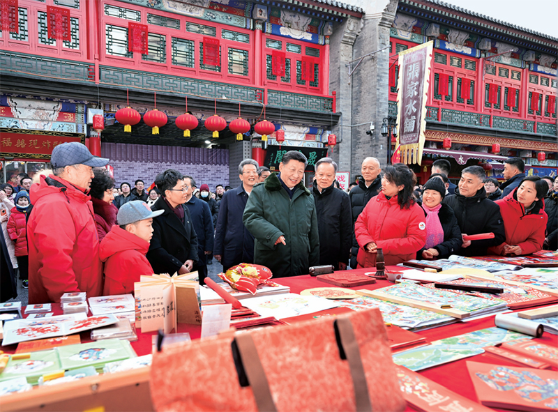 2024年2月1日至2日，中共中央总书记、国家主席、中央军委主席习近平来到天津，看望慰问基层干部群众。这是1日下午，习近平在天津古文化街考察时，同店铺员工和现场群众互动交流。