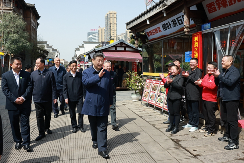 3月18日至21日，中共中央总书记、国家主席、中央军委主席习近平在湖南考察。这是19日上午，习近平在常德河街考察时，同店主和游客亲切交流。