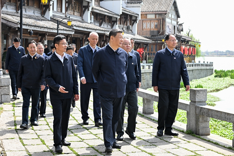 3月18日至21日，中共中央总书记、国家主席、中央军委主席习近平在湖南考察。这是19日上午，习近平在常德河街考察。