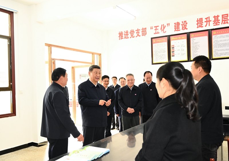 3月18日至21日，中共中央总书记、国家主席、中央军委主席习近平在湖南考察。这是19日下午，习近平在常德市鼎城区谢家铺镇港中坪村党群服务中心了解当地为基层减负、提升基层治理效能等情况。