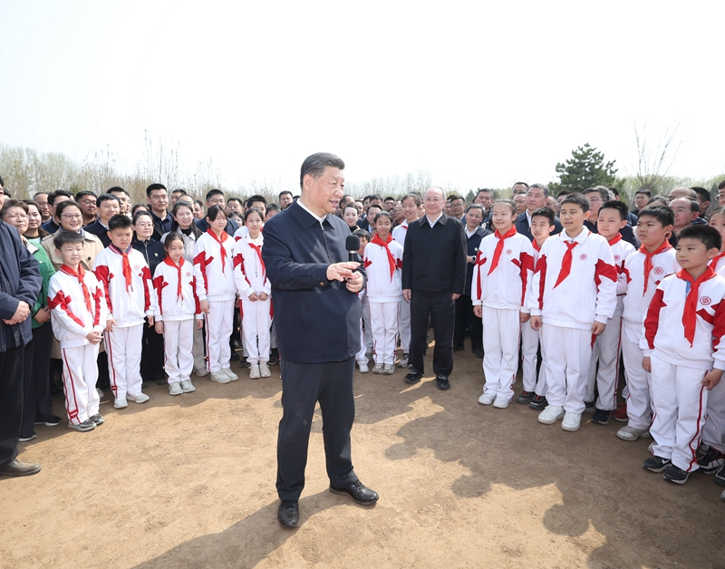 4月3日，党和国家领导人习近平、李强、赵乐际、王沪宁、蔡奇、丁薛祥、李希、韩正等来到北京市通州区潞城镇参加首都义务植树活动。这是习近平同参加植树的干部群众、少先队员亲切交谈。