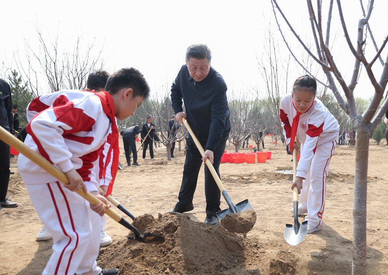 4月3日，党和国家领导人习近平、李强、赵乐际、王沪宁、蔡奇、丁薛祥、李希、韩正等来到北京市通州区潞城镇参加首都义务植树活动。这是习近平同大家一起植树。