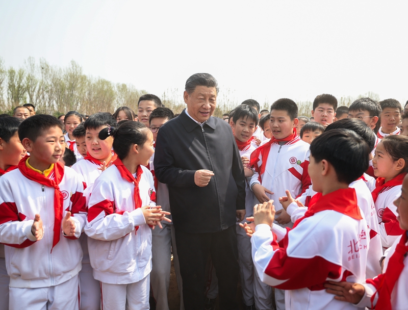 4月3日，党和国家领导人习近平、李强、赵乐际、王沪宁、蔡奇、丁薛祥、李希、韩正等来到北京市通州区潞城镇参加首都义务植树活动。这是习近平同少先队员在一起。