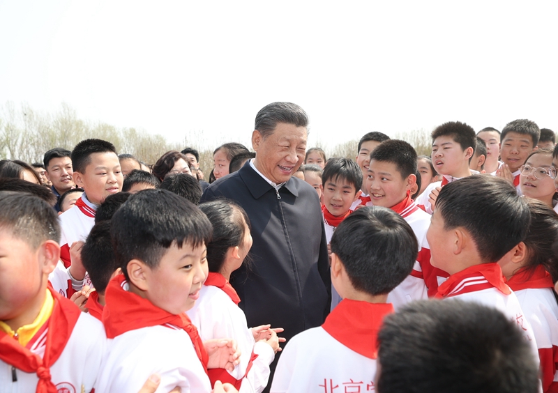 4月3日，党和国家领导人习近平、李强、赵乐际、王沪宁、蔡奇、丁薛祥、李希、韩正等来到北京市通州区潞城镇参加首都义务植树活动。这是习近平同少先队员在一起。