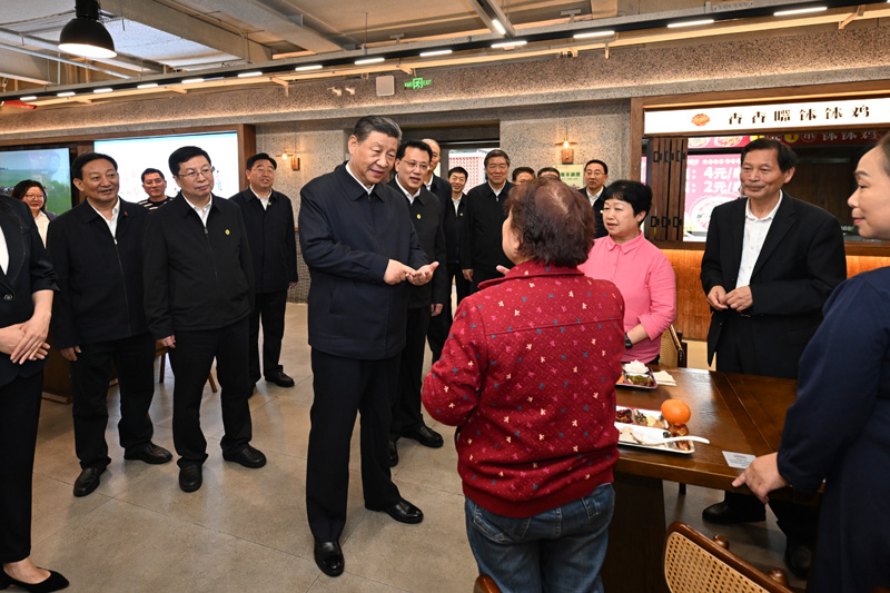 4月22日至24日，中共中央总书记、国家主席、中央军委主席习近平在重庆考察。这是22日下午，习近平在九龙坡区谢家湾街道民主村社区考察时，同正在社区食堂就餐的群众亲切交流。