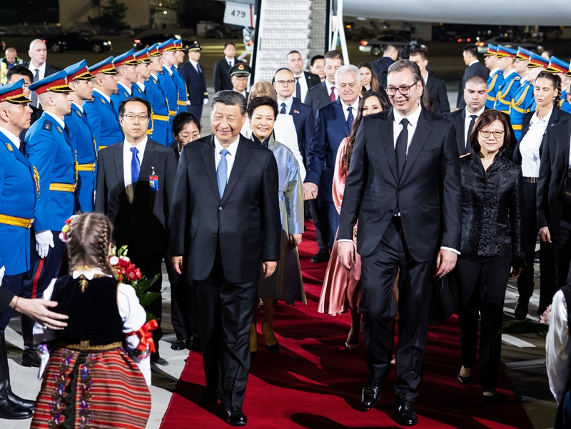 当地时间5月7日晚，国家主席习近平乘专机抵达贝尔格莱德，应塞尔维亚总统武契奇邀请，对塞尔维亚进行国事访问。习近平乘坐专机抵达贝尔格莱德尼古拉·特斯拉国际机场时，塞尔维亚总统武契奇夫妇，对华合作国家委员会主席、前总统尼科利奇夫妇，议长布尔纳比奇，总理武切维奇和外长久里奇等热情迎接。