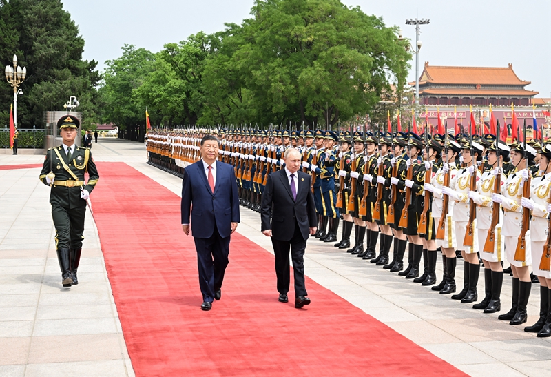 5月16日上午，国家主席习近平在北京人民大会堂同来华进行国事访问的俄罗斯总统普京举行会谈。这是会谈前，习近平在人民大会堂东门外广场为普京举行隆重欢迎仪式。