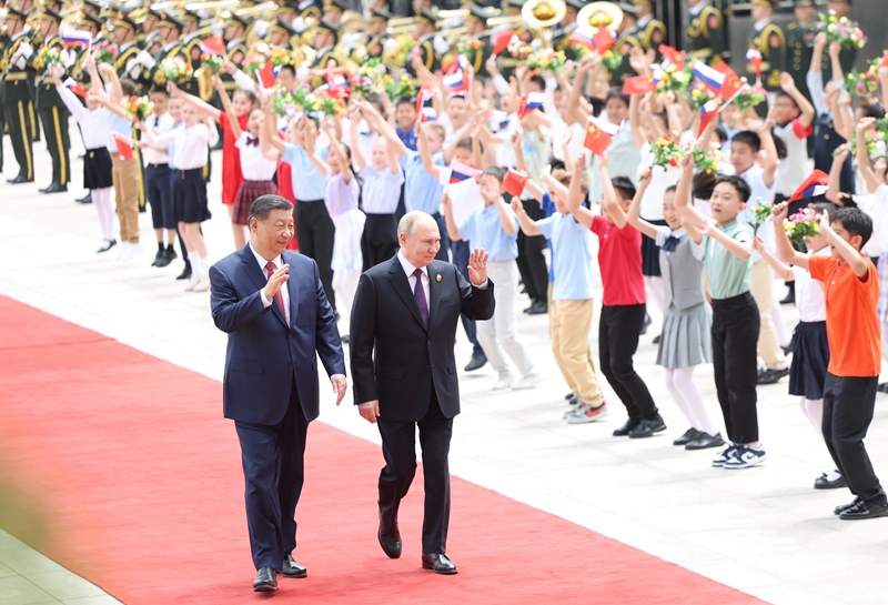 5月16日上午，国家主席习近平在北京人民大会堂同来华进行国事访问的俄罗斯总统普京举行会谈。这是会谈前，习近平在人民大会堂东门外广场为普京举行隆重欢迎仪式。