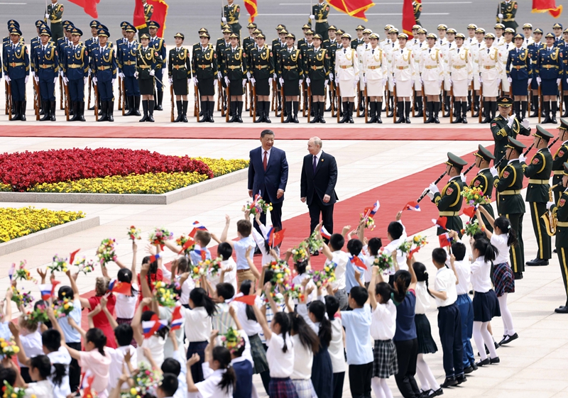 5月16日上午，国家主席习近平在北京人民大会堂同来华进行国事访问的俄罗斯总统普京举行会谈。这是会谈前，习近平在人民大会堂东门外广场为普京举行隆重欢迎仪式。