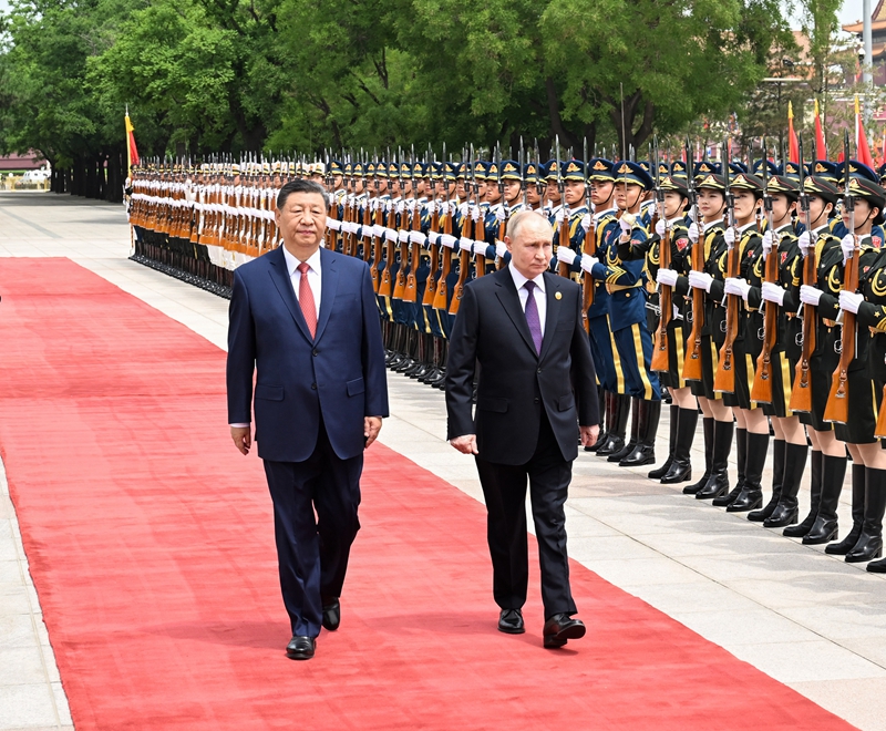 5月16日上午，国家主席习近平在北京人民大会堂同来华进行国事访问的俄罗斯总统普京举行会谈。这是会谈前，习近平在人民大会堂东门外广场为普京举行隆重欢迎仪式。