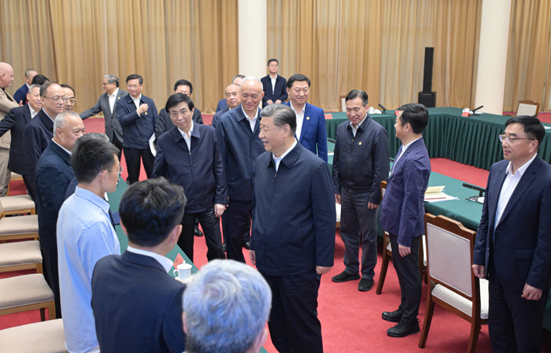 5月23日下午，中共中央总书记、国家主席、中央军委主席习近平在山东省济南市主持召开企业和专家座谈会并发表重要讲话。这是习近平同参会的企业和专家代表亲切交流。