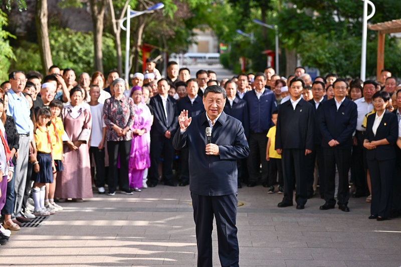 6月19日至20日，中共中央总书记、国家主席、中央军委主席习近平在宁夏考察。这是19日下午，习近平在银川市金凤区长城花园社区考察时，同社区居民亲切交流。