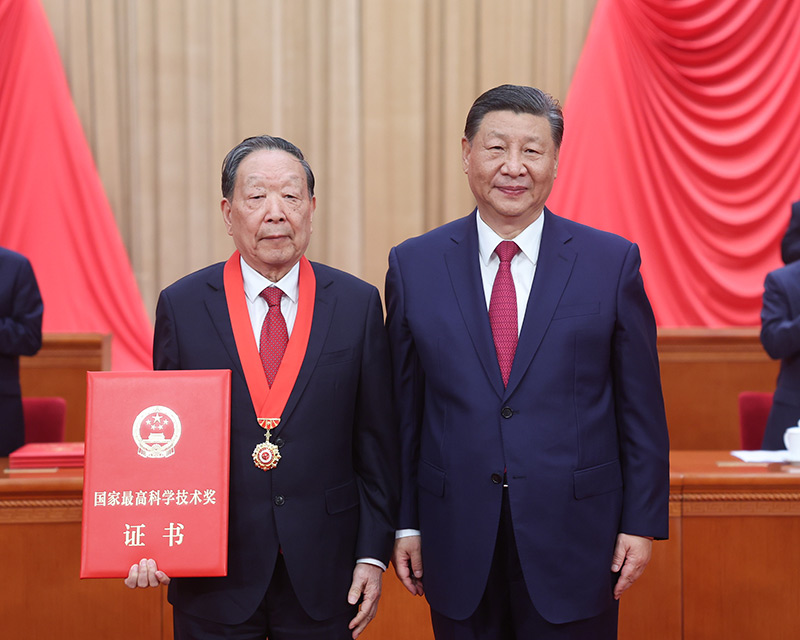 6月24日，全国科技大会、国家科学技术奖励大会和中国科学院第二十一次院士大会、中国工程院第十七次院士大会在北京人民大会堂隆重召开。中共中央总书记、国家主席、中央军委主席习近平向获得2023年度国家最高科学技术奖的武汉大学李德仁院士颁奖。