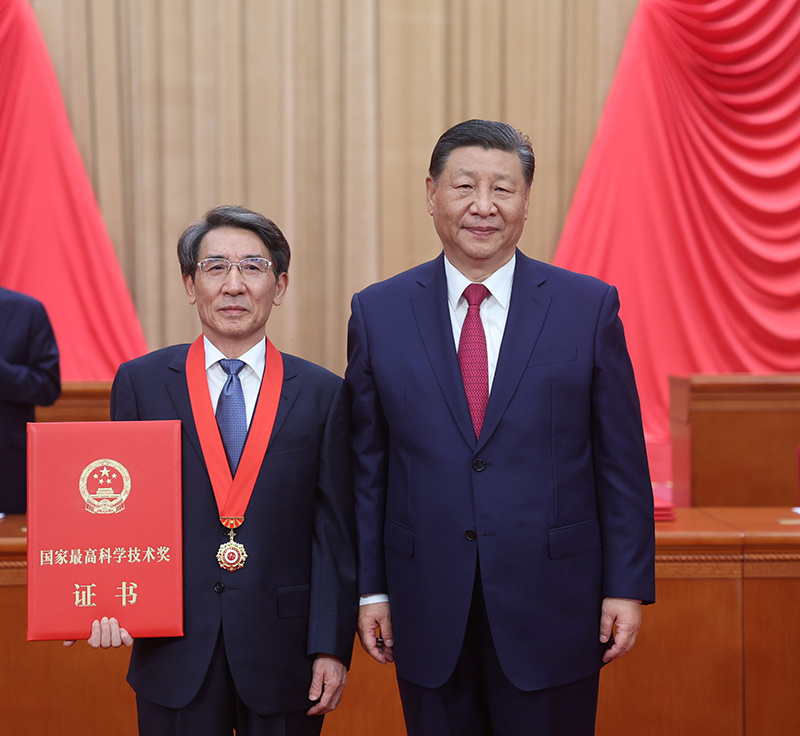 6月24日，全国科技大会、国家科学技术奖励大会和中国科学院第二十一次院士大会、中国工程院第十七次院士大会在北京人民大会堂隆重召开。中共中央总书记、国家主席、中央军委主席习近平向获得2023年度国家最高科学技术奖的清华大学薛其坤院士颁奖。